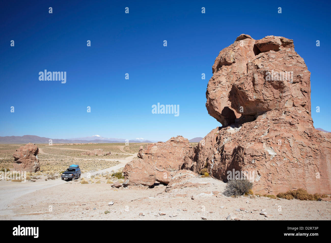 Jeep roulant dans paysage rocheux sur l'Altiplano, Potosi, Bolivie, Ministère de l'Amérique du Sud Banque D'Images