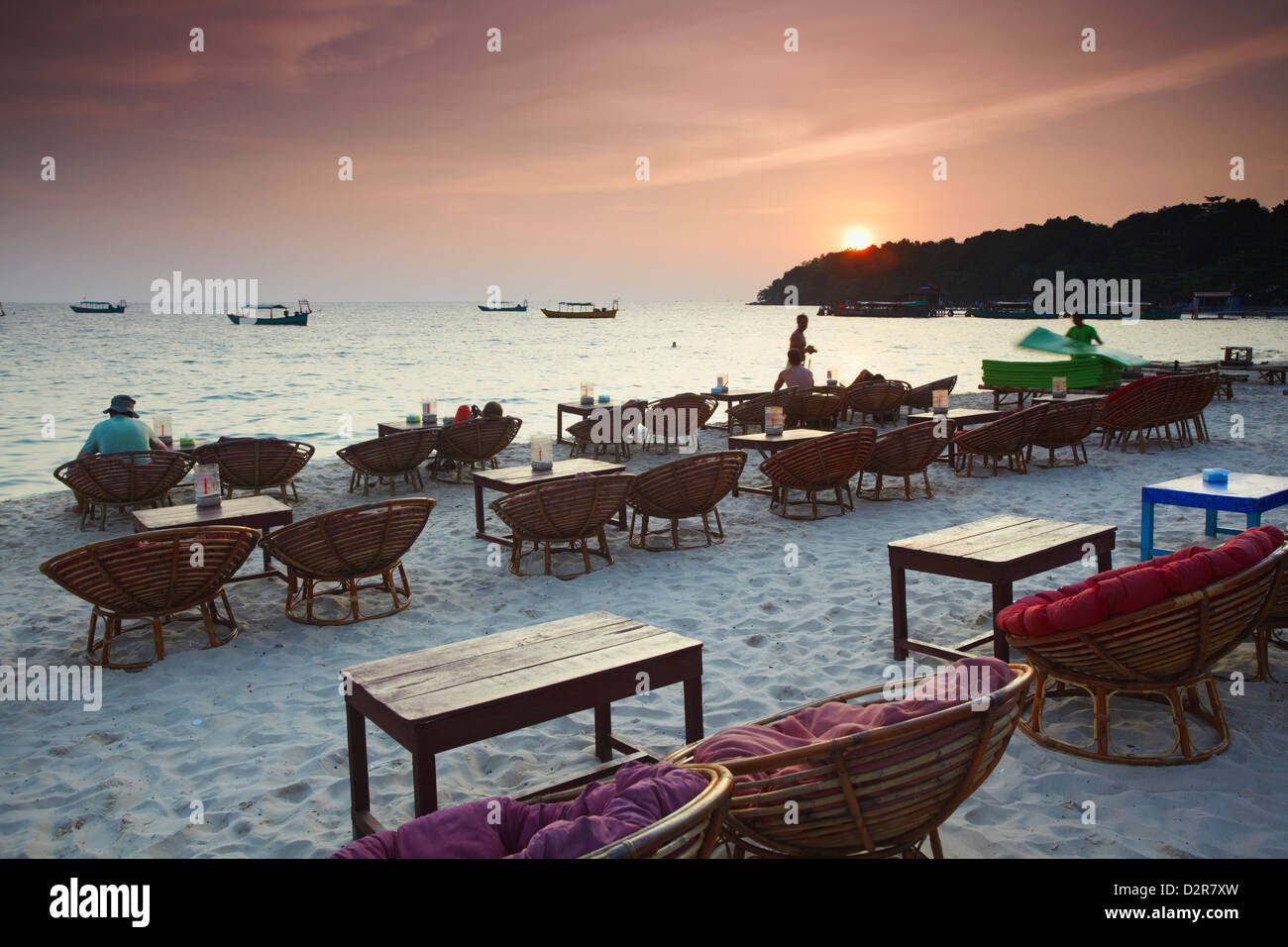 Restaurants de plage au crépuscule sur Ocheuteal Beach, Sihanoukville, Cambodge, Indochine, Asie du Sud, Asie Banque D'Images