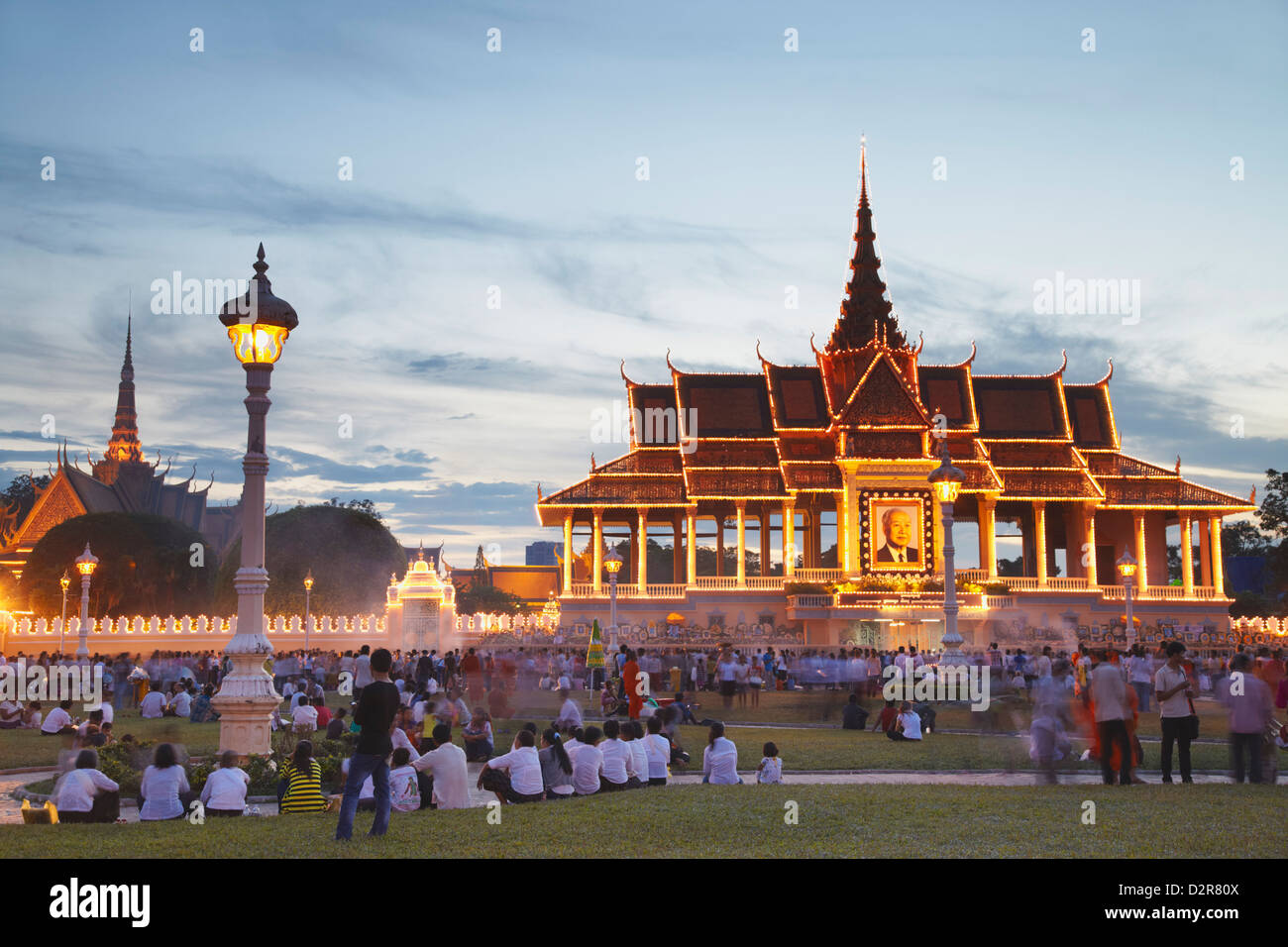 La foule à l'extérieur du Palais Royal au crépuscule, Phnom Penh, Cambodge, Indochine, Asie du Sud, Asie Banque D'Images
