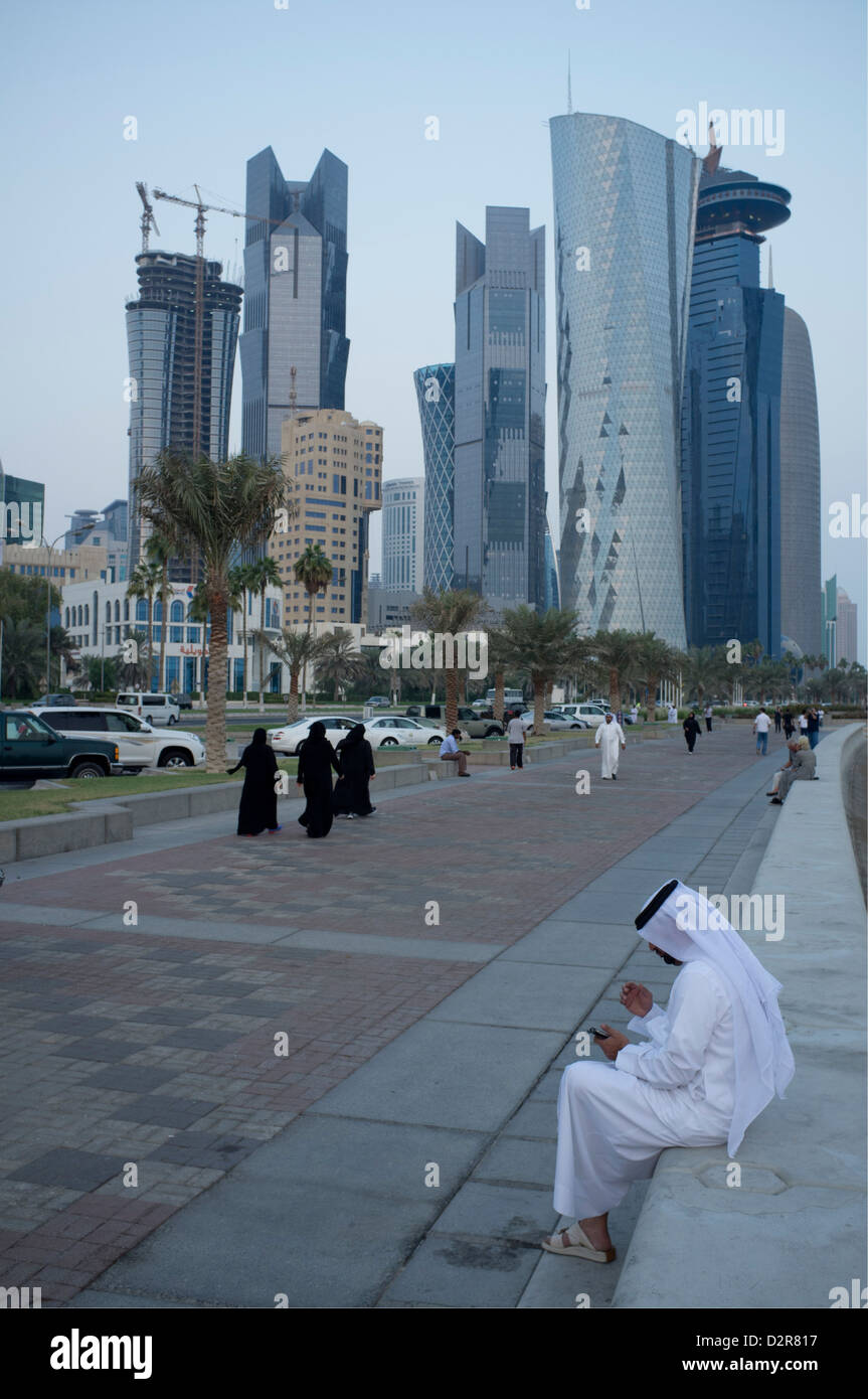 Afficher le long de la corniche vers le quartier financier de West Bay à Doha Qatar Banque D'Images