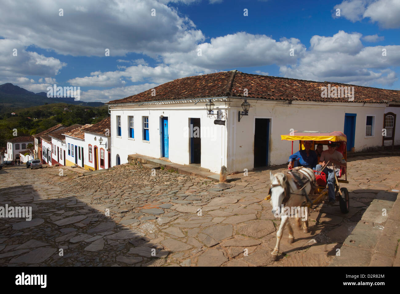 À cheval sur la rue pavée, Tiradentes, Minas Gerais, Brésil, Amérique du Sud Banque D'Images