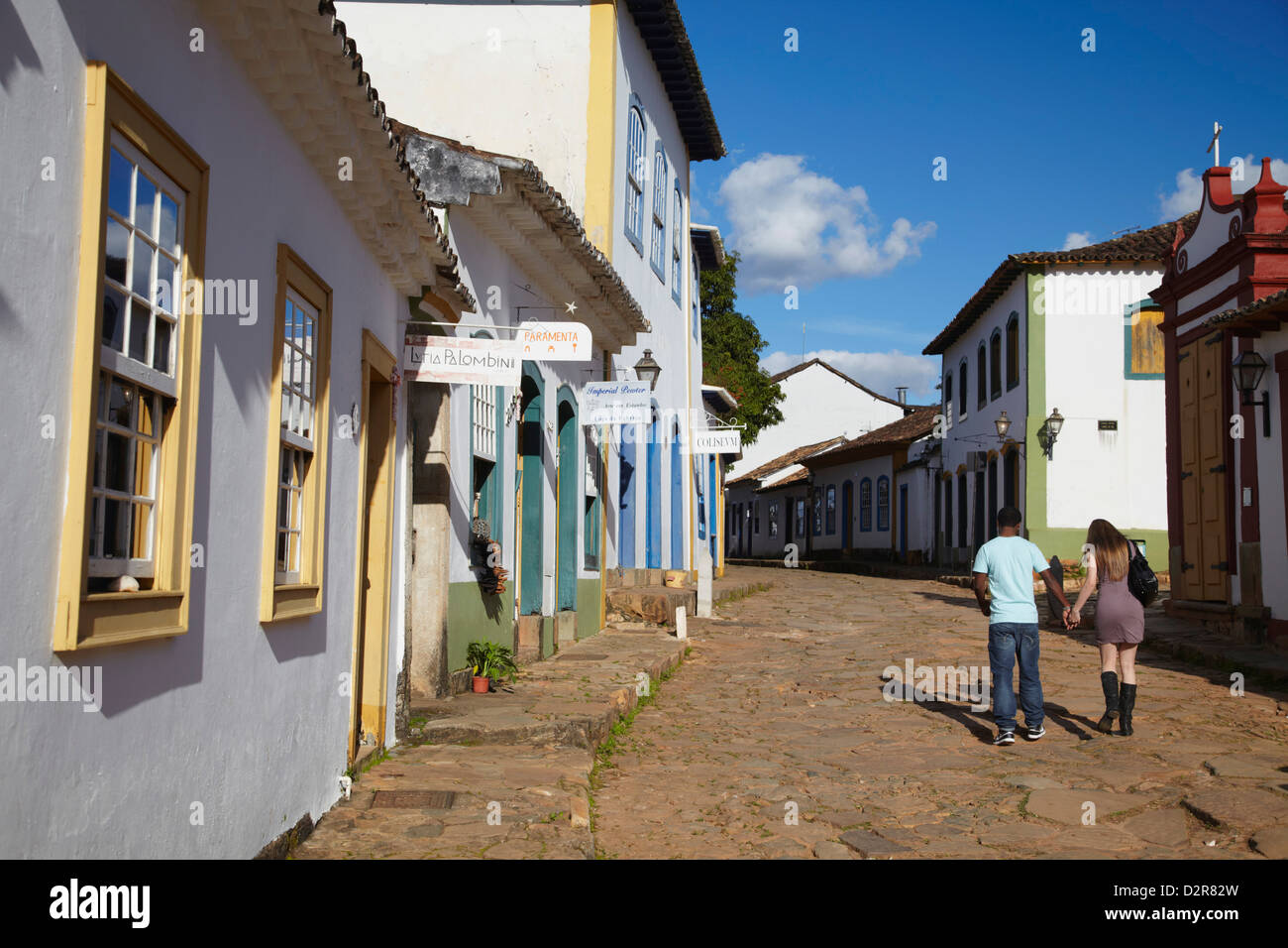 Couple en train de marcher le long street, Tiradentes, Minas Gerais, Brésil, Amérique du Sud Banque D'Images