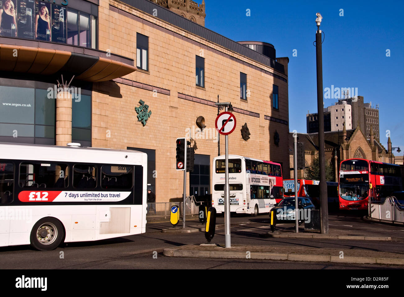 Les autobus de la ville affichant 7jours de voyage illimité pour €12 tandis que le centre commercial Overgate à Dundee, Royaume-Uni Banque D'Images