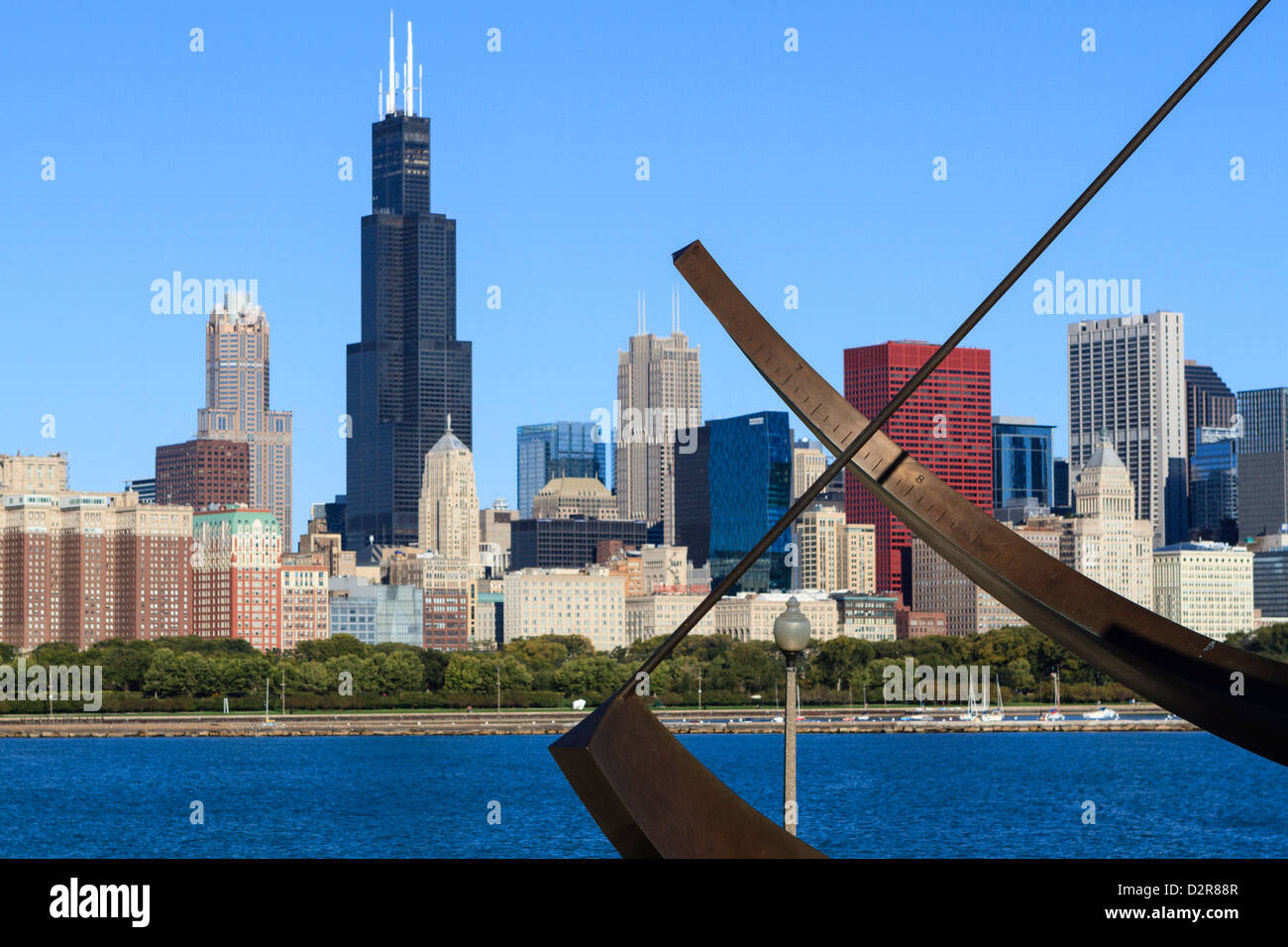 La ville de Chicago, l'Adler Planetarium cadran solaire en premier plan avec la Willis Tower, au-delà, Chicago, Illinois, États-Unis Banque D'Images