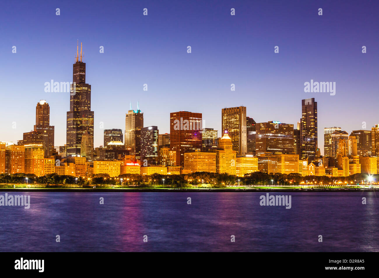 Horizon de Chicago et le lac Michigan à la tombée de la Willis Tower, anciennement la Sears Tower, sur la gauche, Chicago, Illinois, États-Unis Banque D'Images