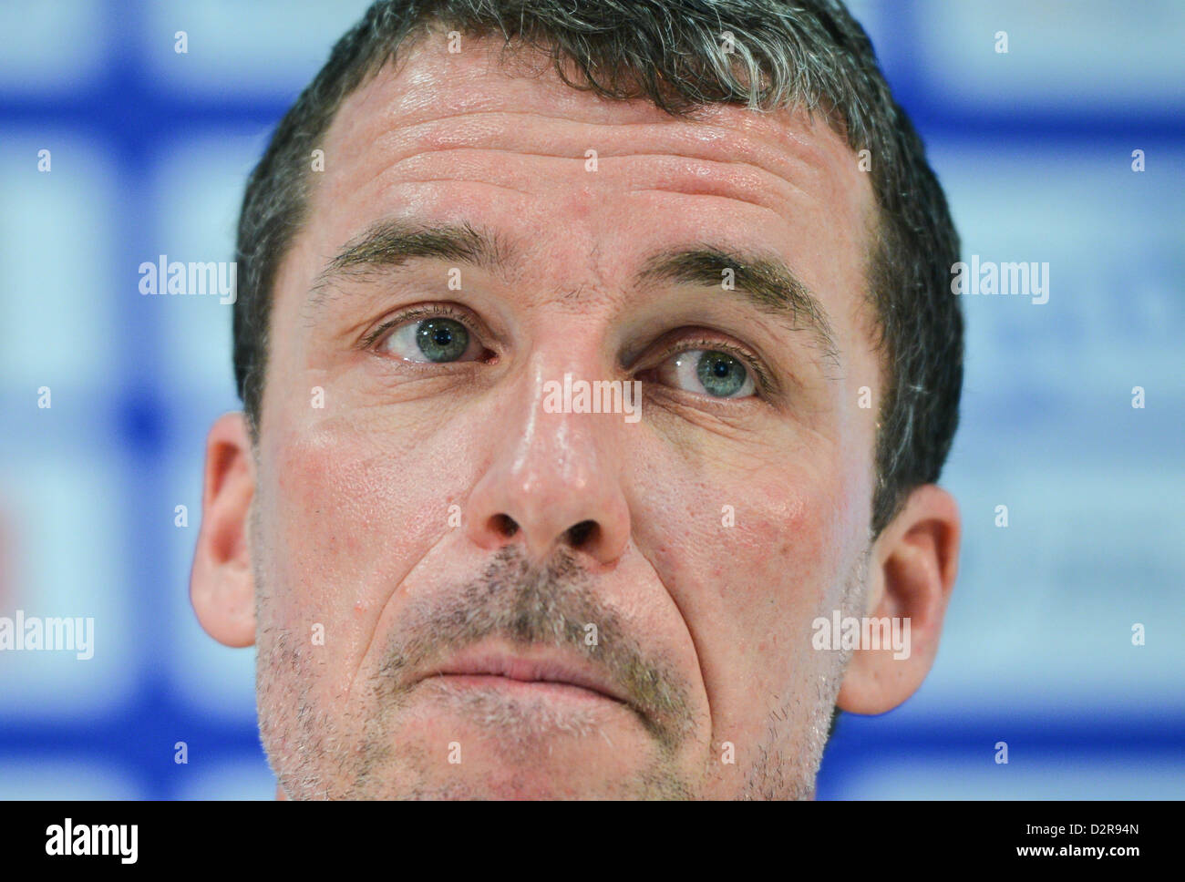 Hoffenheim entraîneur en chef Marco Kurz sourit lors d'une conférence de presse tenue par 1899 Hoffenheim à Zuzenhausen (, Allemagne, 31 janvier 2013. Photo : UWE ANSPACH Banque D'Images