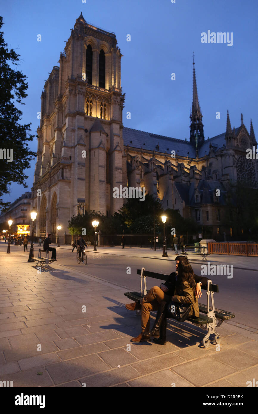 La cathédrale Notre Dame la nuit, Paris, France, Europe Banque D'Images