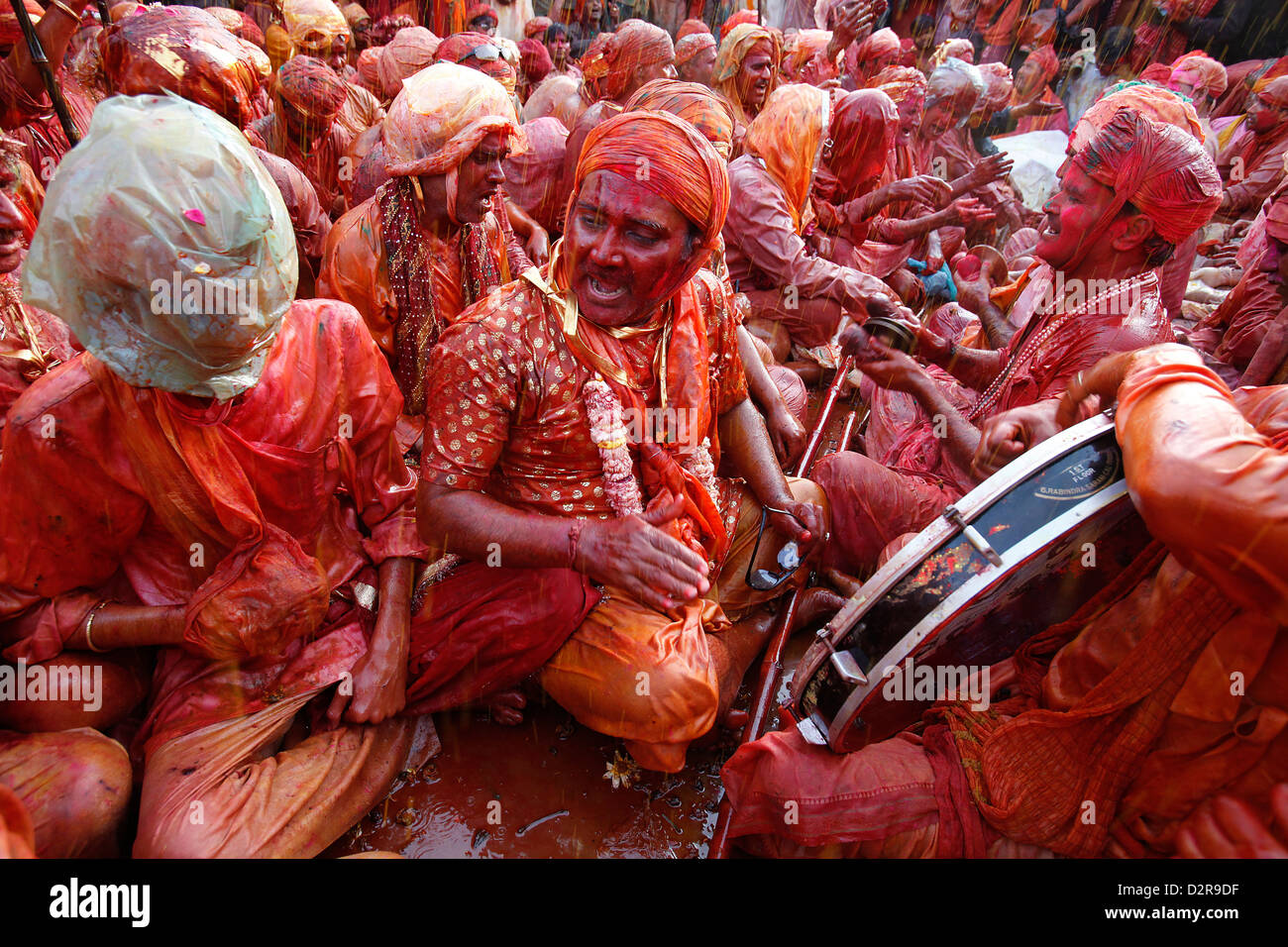 Barsana villageois célébrer Holi dans Nandgaon, Uttar Pradesh, Inde, Asie Banque D'Images