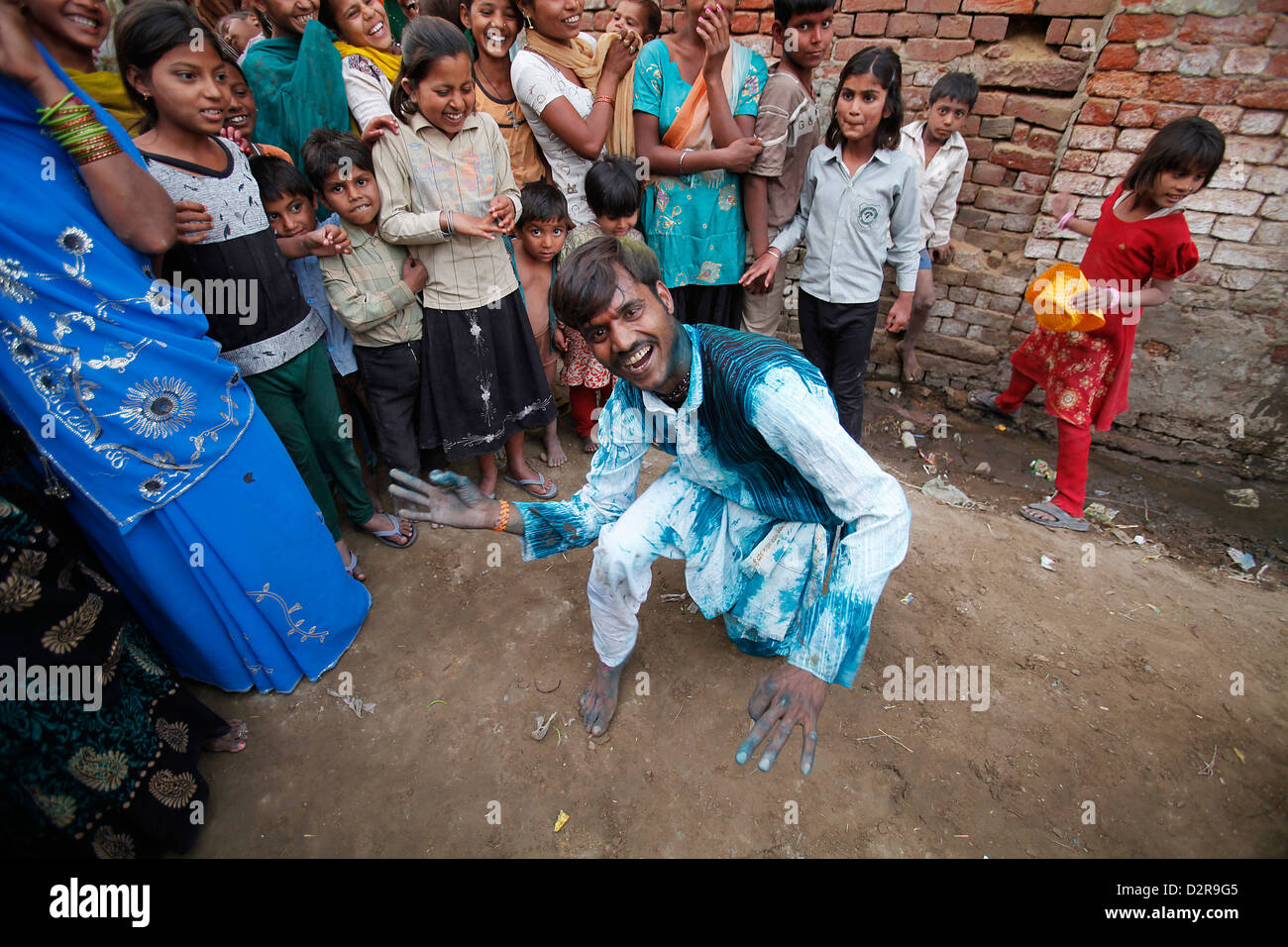 En dansant dans la rue pendant Holi célébration dans Goverdan, Uttar Pradesh, Inde, Asie Banque D'Images