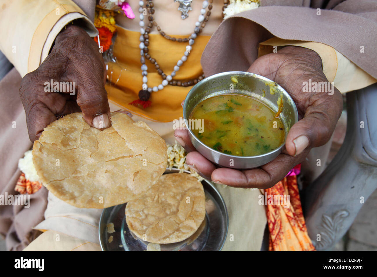 Manger la nourriture végétarienne, Sadhu Dauji, Uttar Pradesh, Inde, Asie Banque D'Images