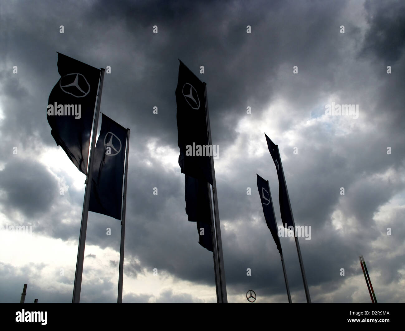 Drapeau Le Logo de l'entreprise MercedesBenz Photo Stock Alamy
