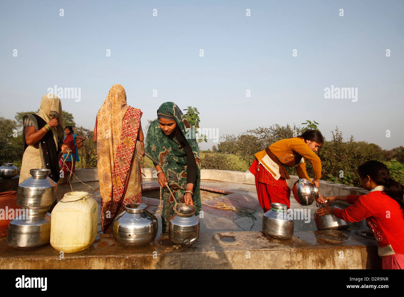 Les femmes à un puits du village, Mathura, Uttar Pradesh, Inde, Asie Banque D'Images