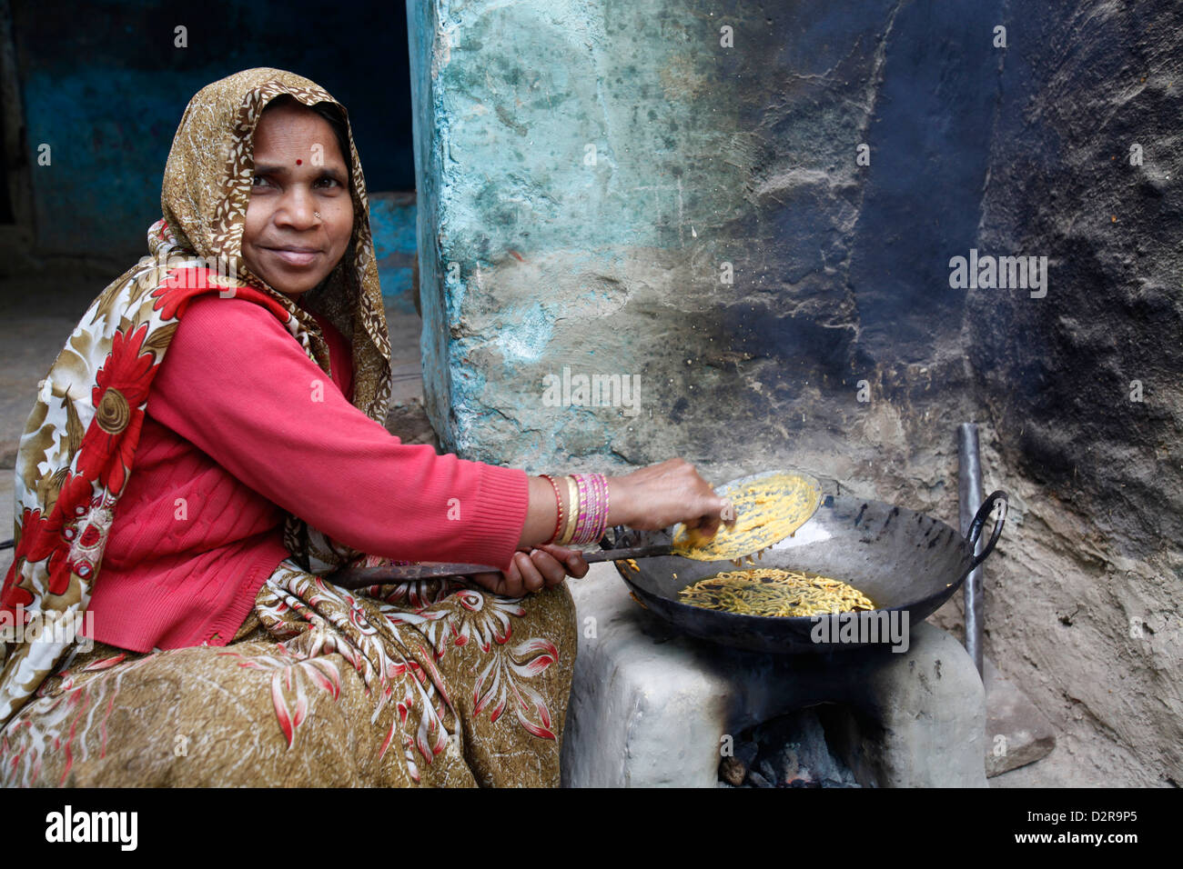Woman cooking, Mathura, Uttar Pradesh, Inde, Asie Banque D'Images