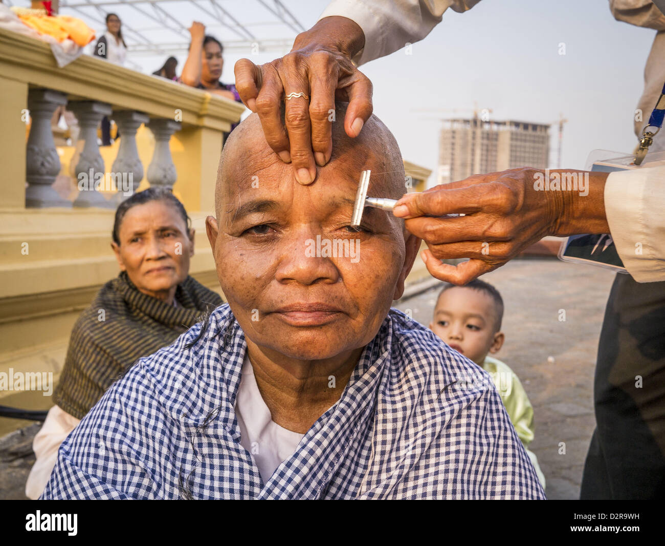 Phnom Penh, Cambodge. 31 Janvier 2013. Une Femme Cambodgienne A Ses Sourcils  Rasés Après Le Rasage De Sa Tête En Pleurant La Mort De L'ancien Roi  Cambodgien Norodom Sihanouk. Au Cambodge, Le