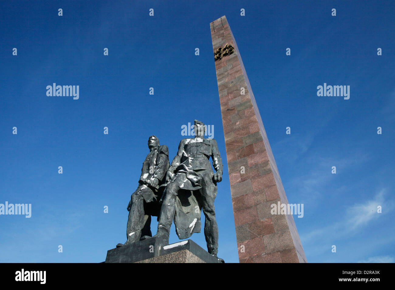 Les figures de bronze de soldats qui ont défendu, au cours de la Seconde Guerre mondiale, la place de la victoire monument commémoratif de guerre, Saint-Pétersbourg, Russie Banque D'Images