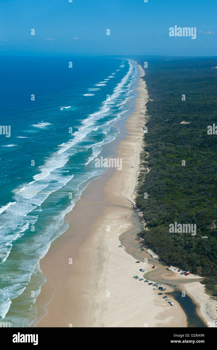 Vue aérienne de la soixante-quinze Mile Beach, l'île Fraser, site du patrimoine mondial de l'UNESCO, Queensland, Australie, Pacifique Banque D'Images