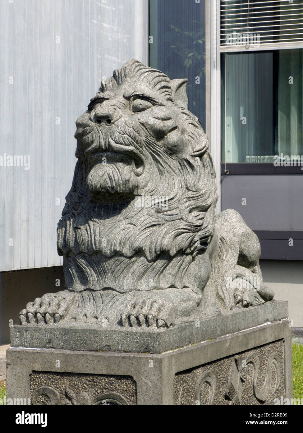 Allemagne Munich Osram Lampes et éclairage company, lion statue a été donnée par la Chine comme un cadeau d'entreprise Banque D'Images