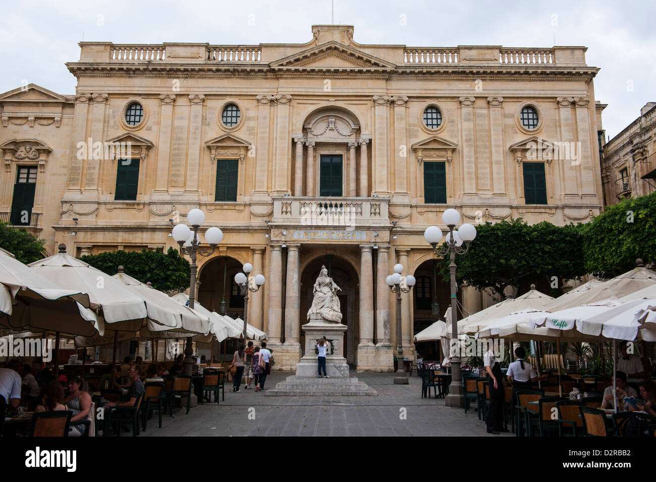 Bibliothèque nationale avec des cafés à La Valette, UNESCO World Heritage Site, Malta, Europe Banque D'Images