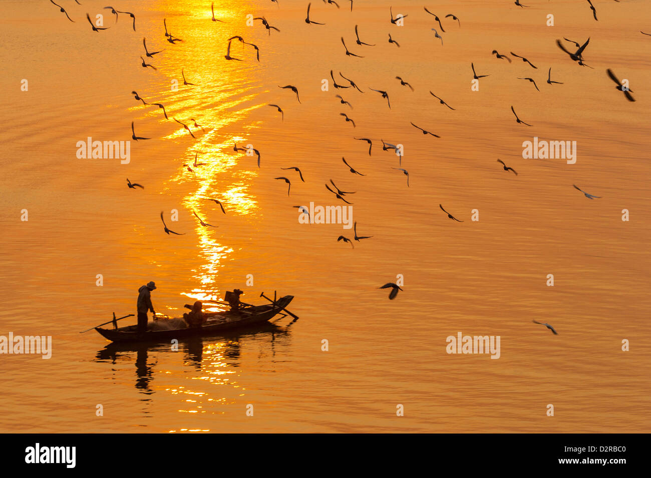 Les pêcheurs au lever du soleil, la rivière Tonle Sap, Phnom Penh, Cambodge, Indochine, Asie du Sud, Asie Banque D'Images