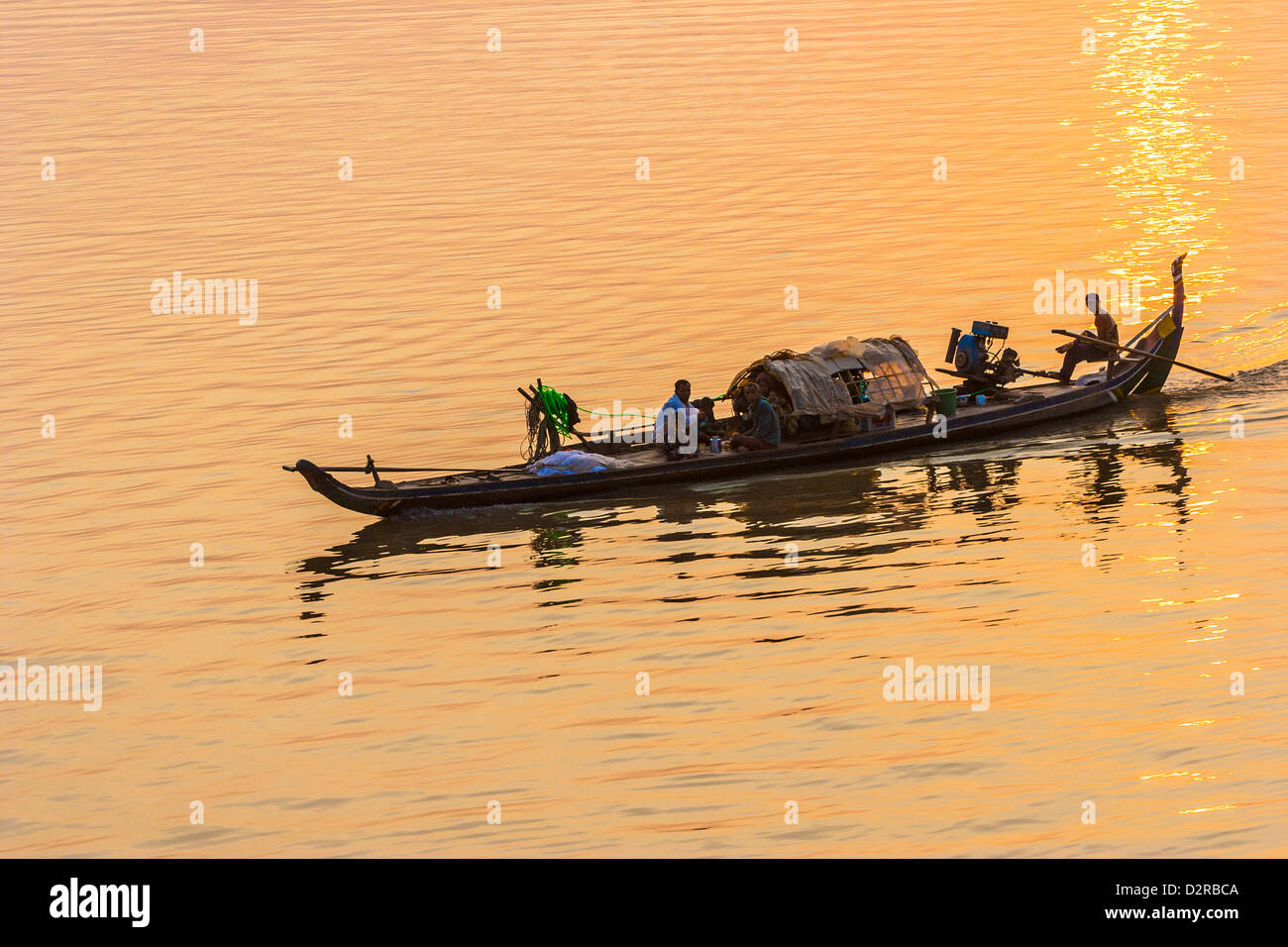 Les pêcheurs au lever du soleil, la rivière Tonle Sap, Phnom Penh, Cambodge, Indochine, Asie du Sud, Asie Banque D'Images