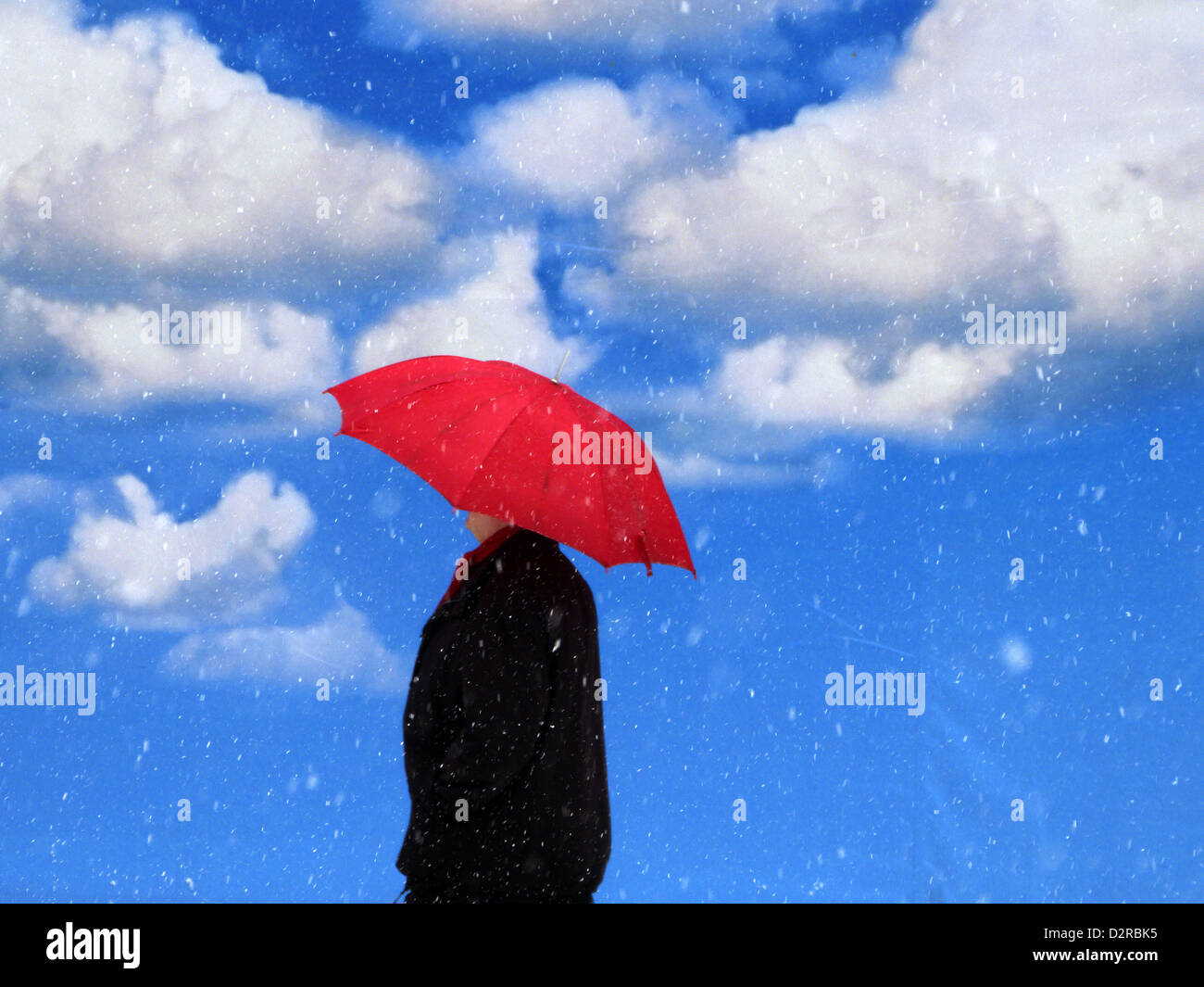 L'homme marche dans la neige d'hiver contre le ciel bleu peinture murale Banque D'Images