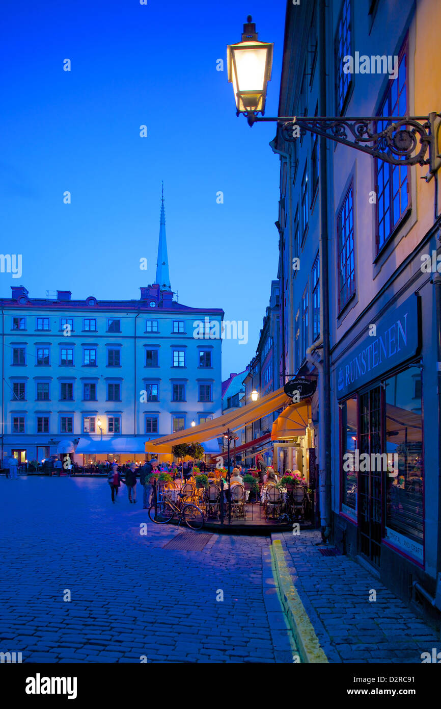 La place Stortorget cafés au crépuscule, Gamla Stan, Stockholm, Suède, Europe Banque D'Images