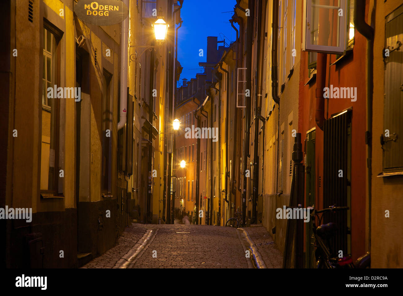 Rue étroite au crépuscule, Gamla Stan, Stockholm, Suède, Europe Banque D'Images
