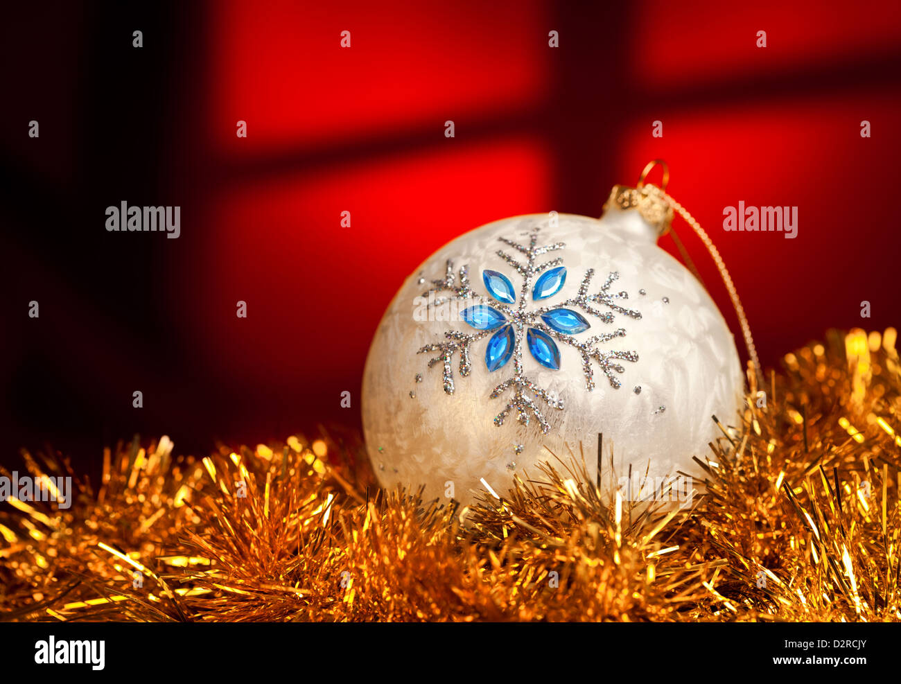 Noël boule blanche sur fond rouge. Banque D'Images