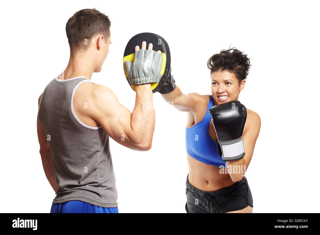 Jeune homme et femme dans des tenues de sport de combat de boxe sur fond blanc Banque D'Images