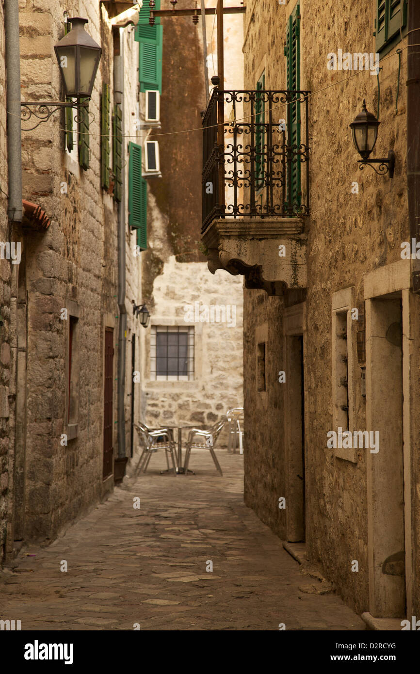Rue étroite, Vieille Ville, Kotor, Site du patrimoine mondial de l'UNESCO, le Monténégro, Europe Banque D'Images