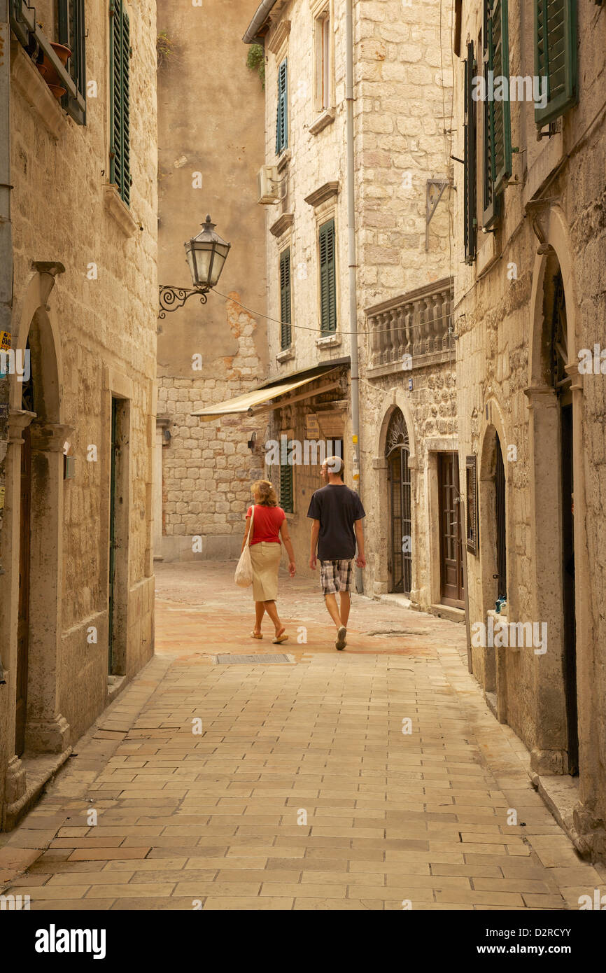 Rue étroite, Vieille Ville, Kotor, Site du patrimoine mondial de l'UNESCO, le Monténégro, Europe Banque D'Images