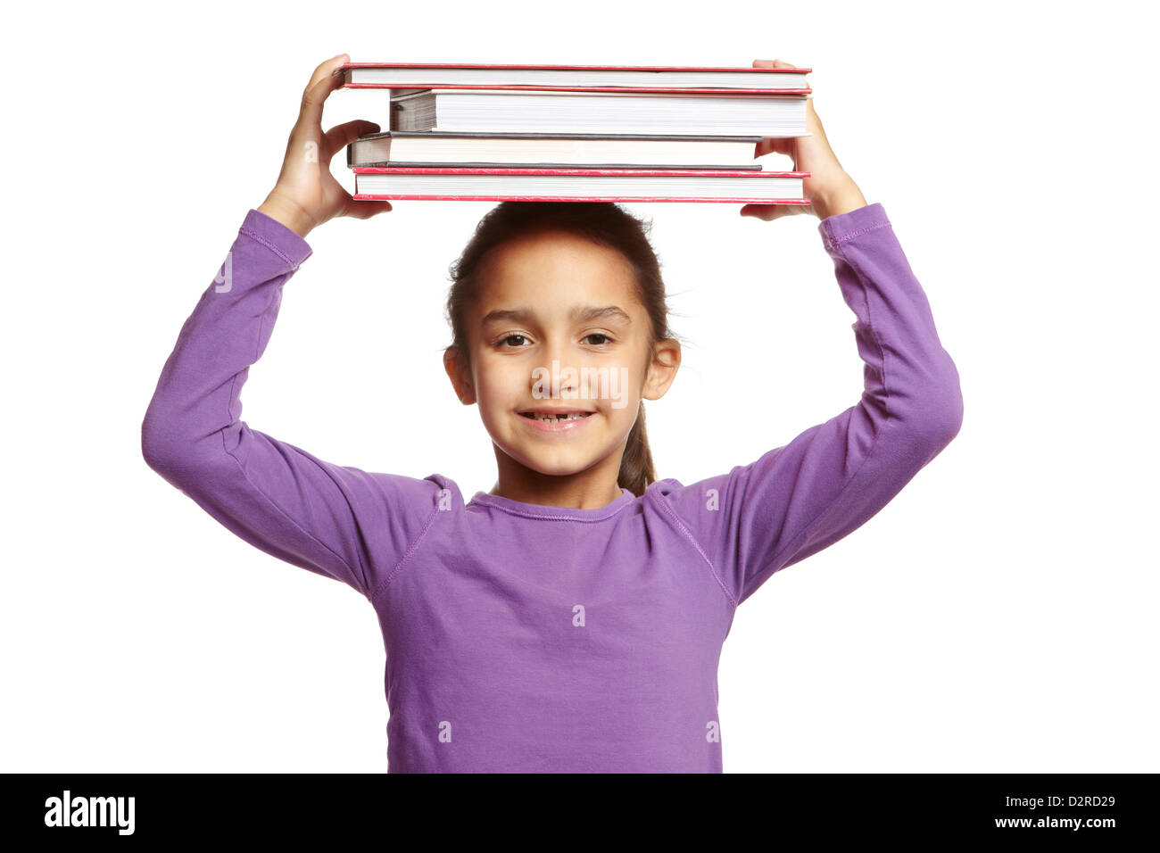 8 ans fille de l'école avec des livres sur sa tête sur fond blanc Banque D'Images