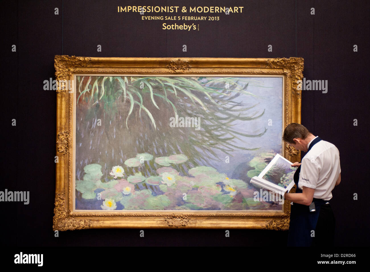 Londres, Royaume-Uni. 31 janvier 2013. Un employé de Sotheby's pose devant une peinture intitulée "Nymphéas avec reflets de hautes herbes' par Claude Monet (est. £12 à 18 millions de dollars) au cours de l'aperçu de la presse de la prochaine vente de février d'art impressionniste et moderne et d'art contemporain de Londres, dont des œuvres de Picasso, Bacon, Monet, Richter, Miró, Basquiat. Credit : pcruciatti / Alamy Live News Banque D'Images