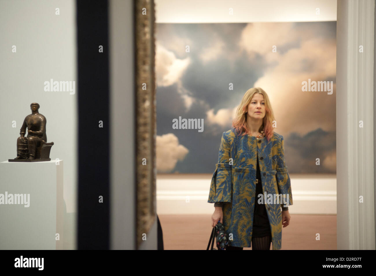 Londres, Royaume-Uni. 31 janvier 2013. Un visiteur promenades en face d'une huile sur toile de 1976 intitulée "Wolke (nuage)" par Gerhard Richter (est. €9 millions) au cours de l'aperçu de la presse de la prochaine vente Sotheby's de février d'art impressionniste et moderne et d'art contemporain de Londres, dont des œuvres de Picasso, Bacon, Monet, Richter, Miró, Basquiat. Credit : pcruciatti / Alamy Live News Banque D'Images