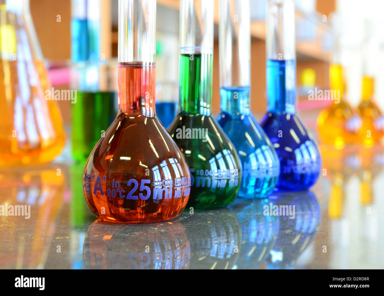 Verrerie de laboratoire rempli de produits chimiques Banque D'Images