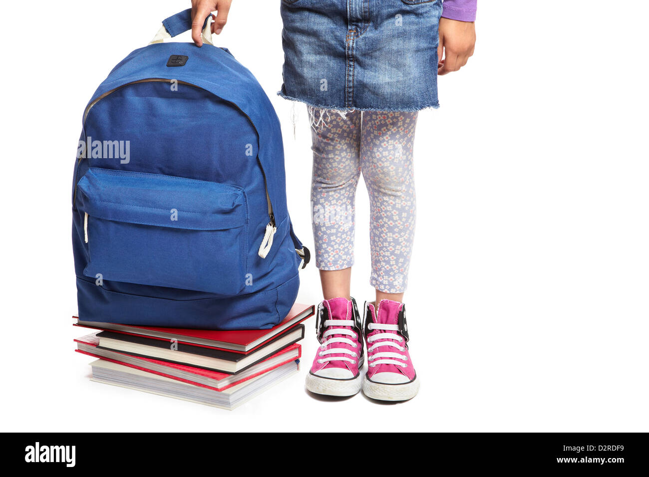8 ans fille de l'école avec des livres et son sac à dos sur fond blanc Banque D'Images