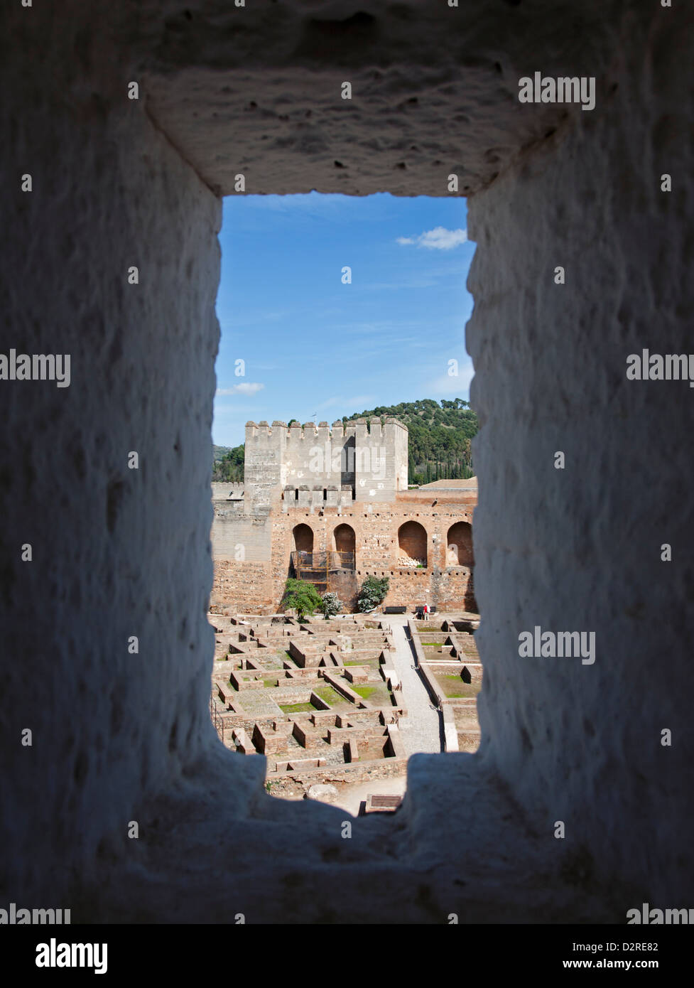 Vue à travers une fenêtre dans le trapu Torre de la Vela de l'ancien complexe Alcazaba de l'Alhambra à Grenade Andalousie Espagne Banque D'Images