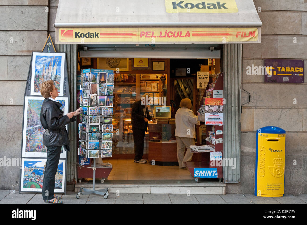 Barcelone Espagne Tourisme Cherche Des Cartes Postales Dans Un Magasin De Tabac Photo Stock Alamy Barcelone Espagne Tourisme Cherche Des Cartes Postales Dans Un Magasin De Tabac Photo Stock Alamy