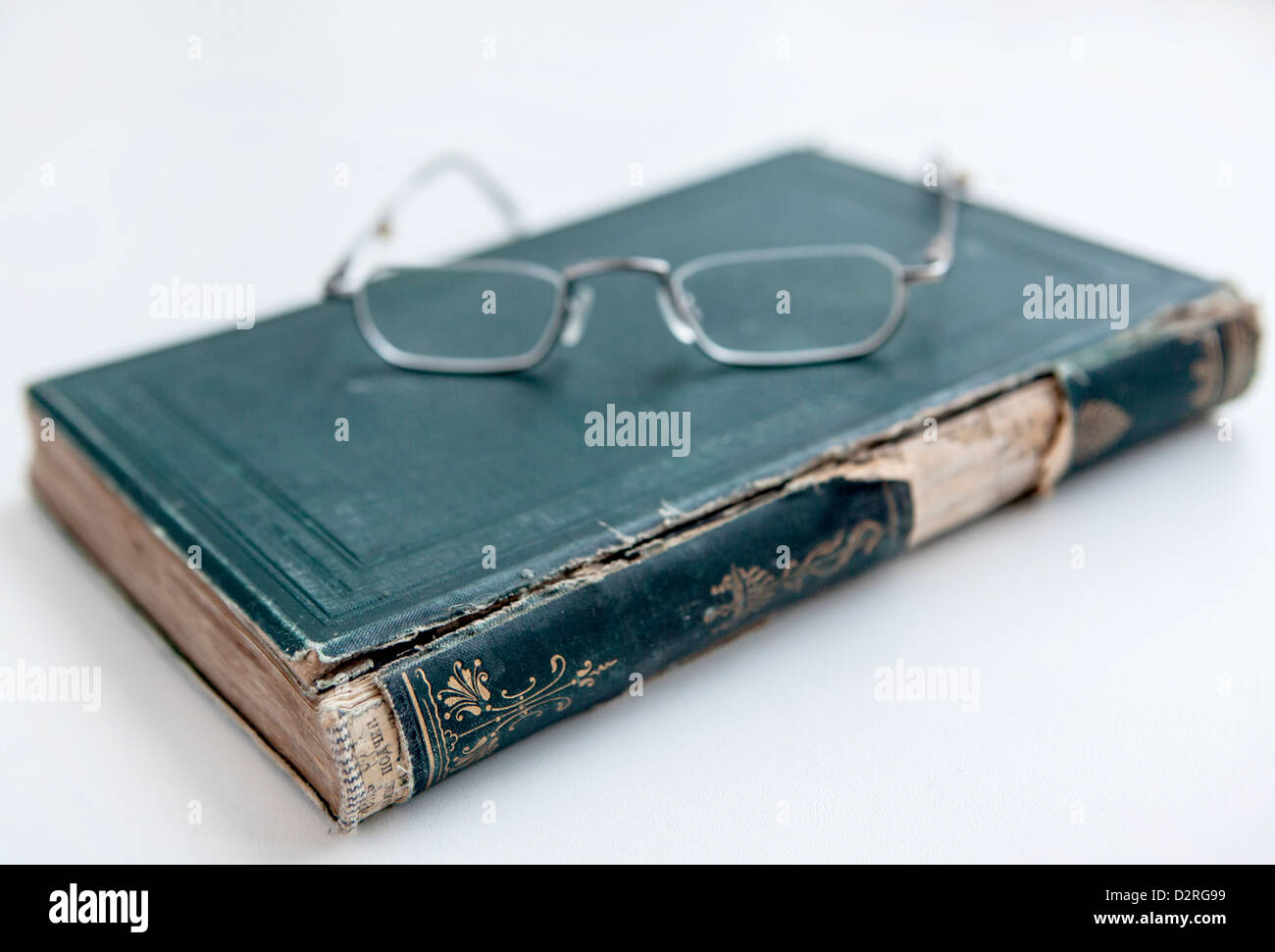 Un vieux livre ancien avec des lunettes Banque D'Images