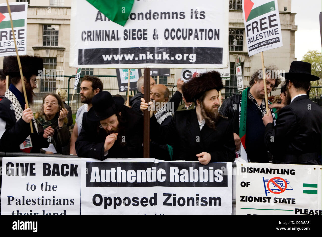 Pro manifestants Gaza debout à une manifestation dans le centre de Londres au Royaume-Uni. Banque D'Images