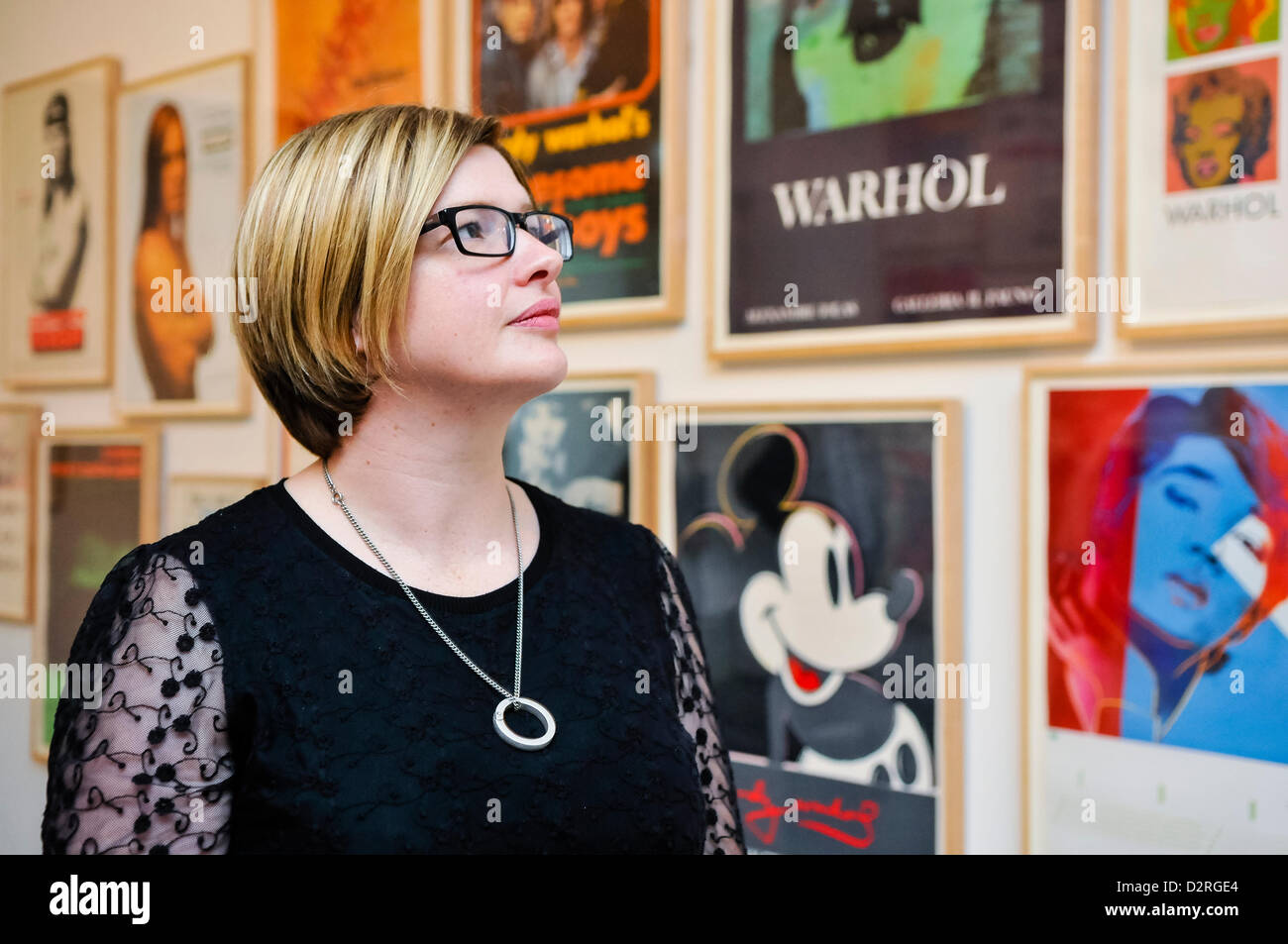 31 janvier 2013 à Belfast, en Irlande du Nord. Gillian Mitchell, directeur des programmes à la Metropolitan Arts Center (MAC), lors d'une exposition rare de travailler par Andy Warhol en raison d'ouvrir au public le 8 février. (Crédit obligatoire : 'Toutes les pièces d'exposition d'Andy Warhol, artiste National Galleries of Scotland chambres et Tate. Acquis conjointement par l'intermédiaire d'Offay Don avec l'aide de l'héritage National Memorial Fund et le Fonds d'Art 2008') Banque D'Images