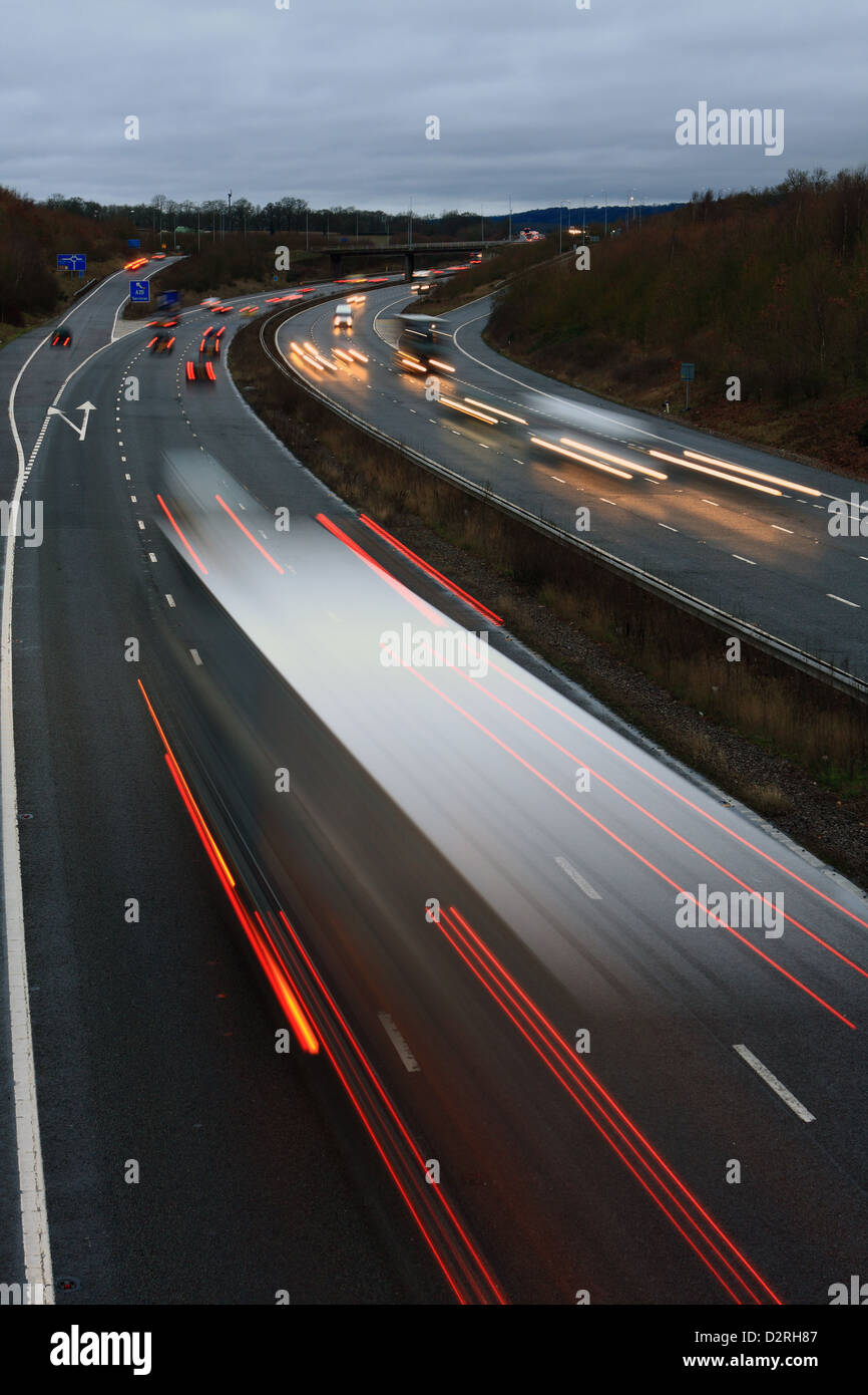 Une vitesse lente tourné de trafic qui se déplacent le long de l'autoroute M20 dans le Kent, Angleterre. Banque D'Images