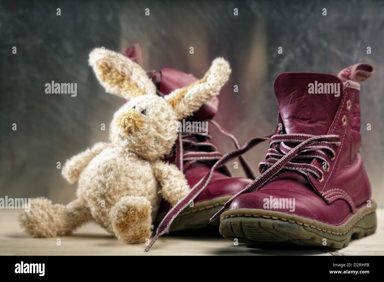 Vieilles chaussures et toy close up shot contre origines grunge Banque D'Images