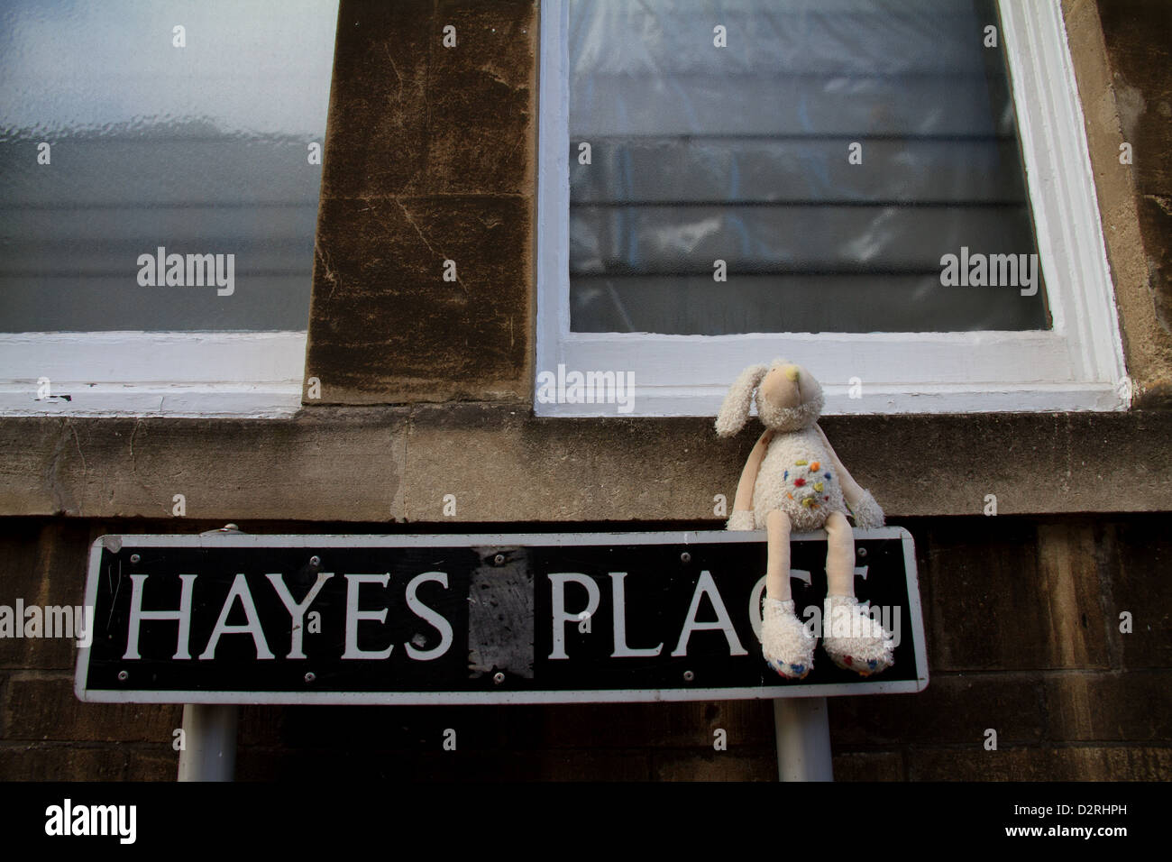 Un enfant abandonné ou perdu's rabbit toy est assis sur une plaque de rue au lieu Hayes, baignoire, Somerset Banque D'Images