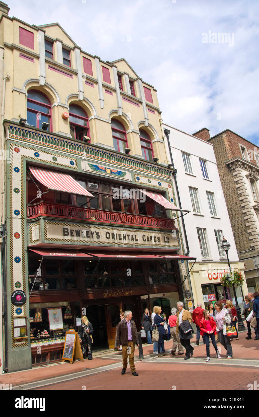Vue extérieure verticale de Café Oriental Bewley's à Dublin sur une journée ensoleillée. Banque D'Images