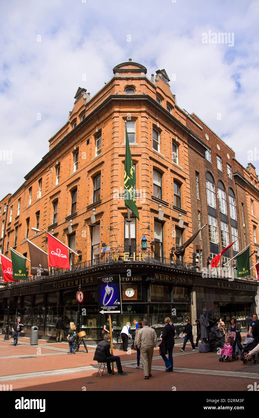 Vue verticale de l'imposante façade de briques rouges de Weir & Fils shop à Dublin. Banque D'Images