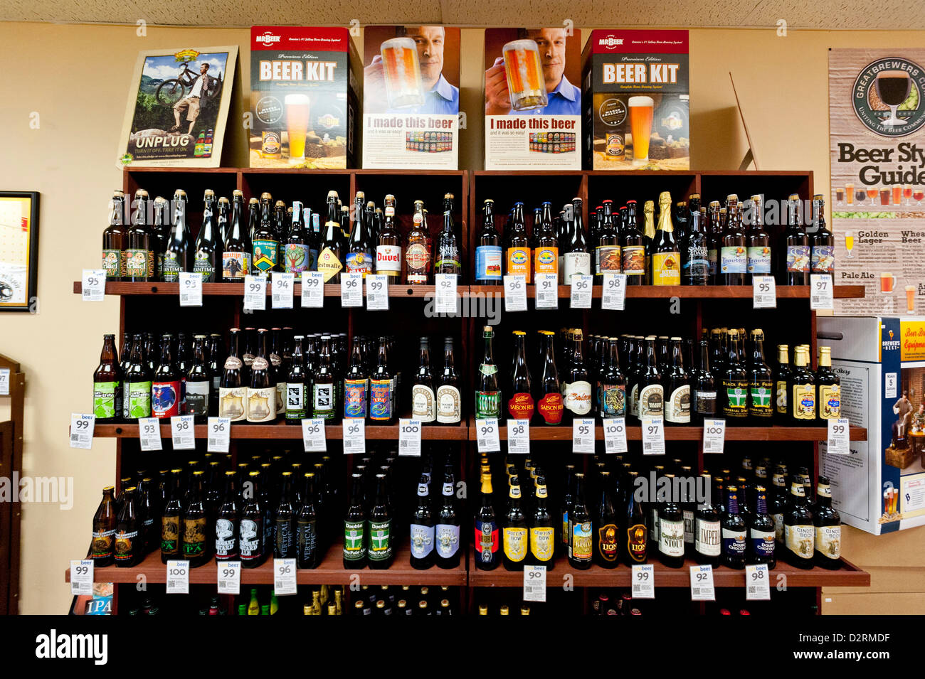 Une étagère avec des évaluations de la bière artisanale à Brewtopia de Port Jeff dans Port Jefferson, NY Le 17 février 2012. Photo par Gordon M. Grant Banque D'Images