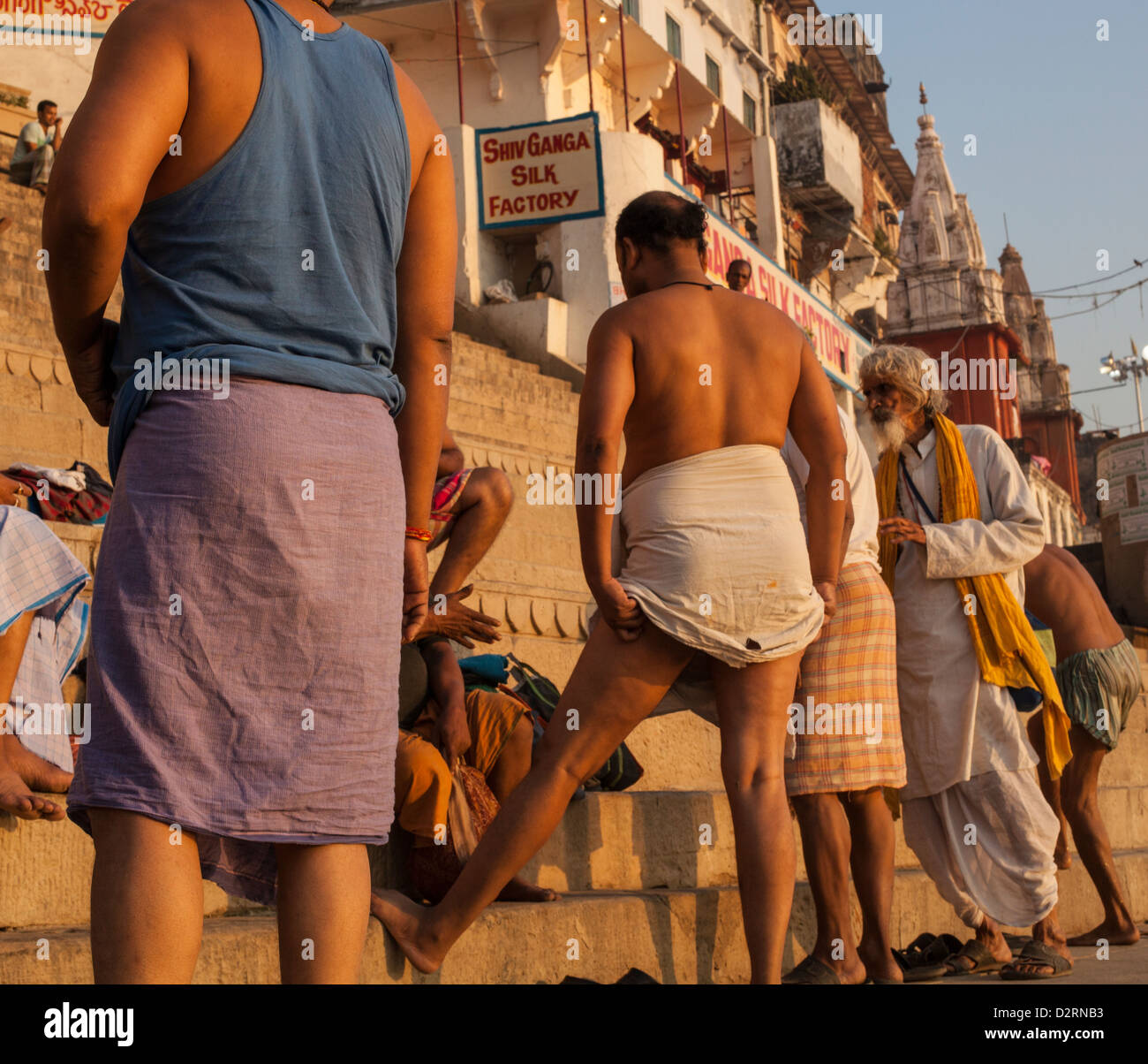 Les hommes indiens sur le ghat après le bain, Varanasi, Inde Banque D'Images