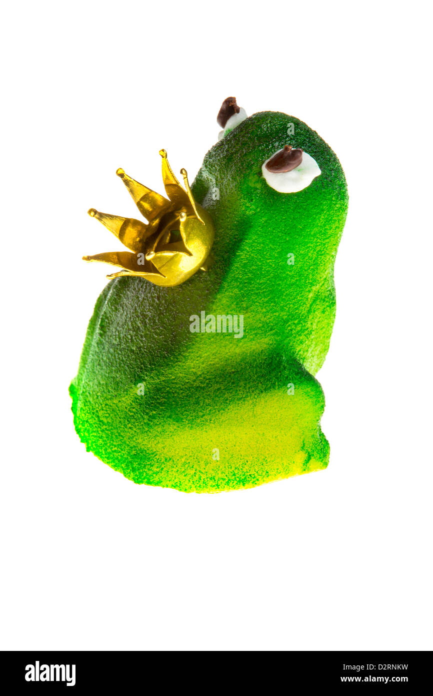 Peu de massepain figure, grenouille verte king. Symbole de porte-bonheur. Banque D'Images