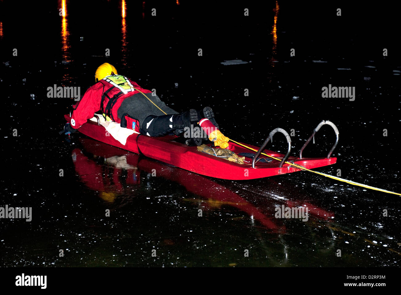 Lac gelé luge pompier rescue nuit Banque D'Images